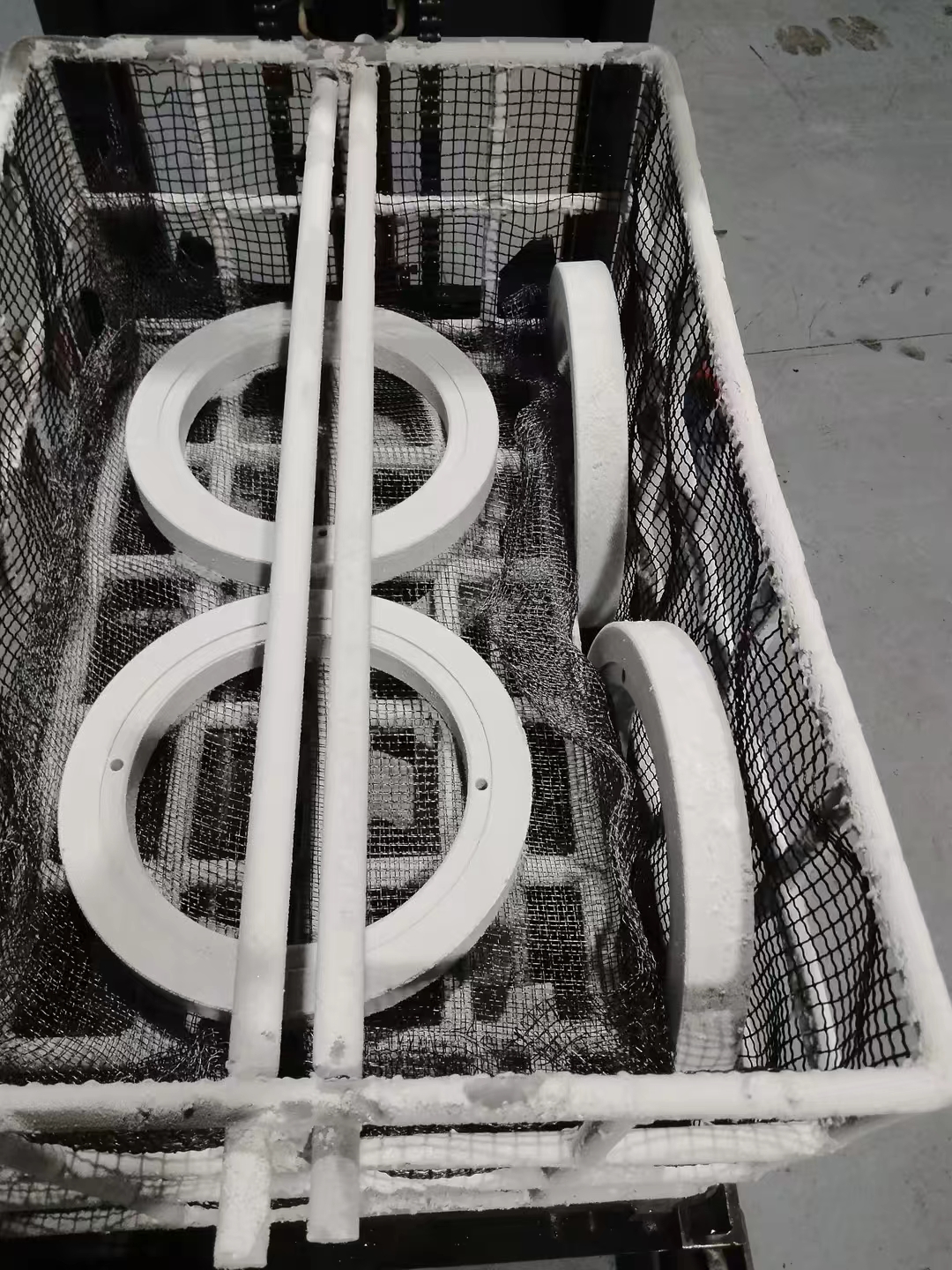 軸承深冷處理現(xiàn)場，穩(wěn)定尺寸，提高產(chǎn)品使用壽命